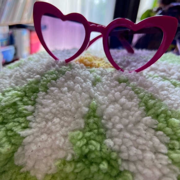 Official BARBIE sunglasses in Barbie pink! - Picture 4 of 10